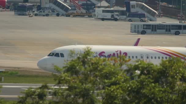 Самолет готовится к вылету из международного аэропорта Пхукета — стоковое видео