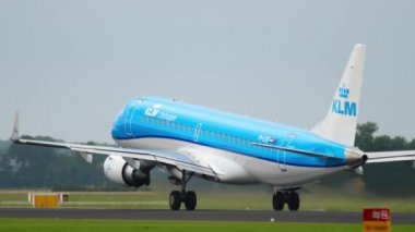 Jet uçağı kalkıyor.