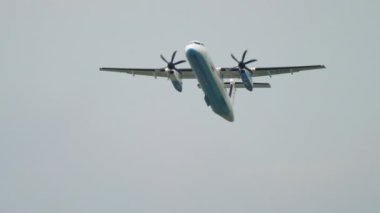Bombacı Dash 8 Q400 Flybe Amsterdam 'dan ayrılıyor.