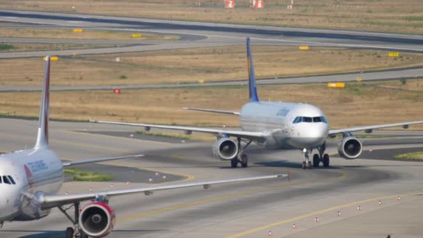 Frankfurt tráfego aeroportuário — Vídeo de Stock