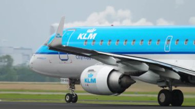 Jet uçağı kalkıyor.