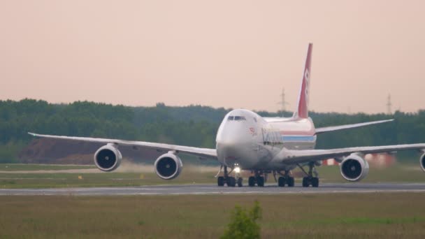 카고로 보잉 747 여객기는 이 륙하기 전에 속도를 내고 있다 — 비디오