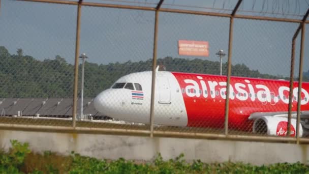 Airplane taxiing to start before departure — Stock Video