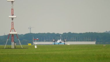 Bombacı Dash 8 Q400 Flybe Amsterdam 'dan ayrılıyor.