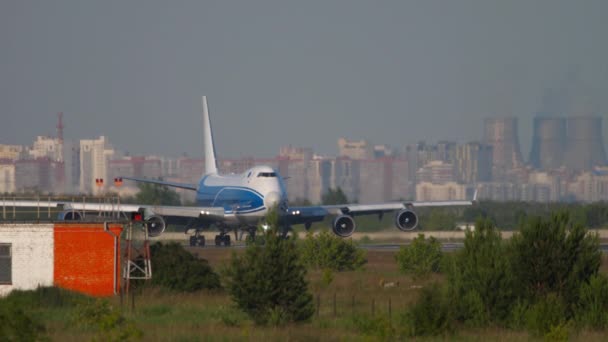 Cargolux Boeing 747 Luftfrachter beschleunigen — Stockvideo