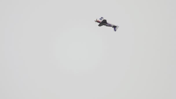 Red Bull Air Race výzva letadlo provádějící akrobacii — Stock video