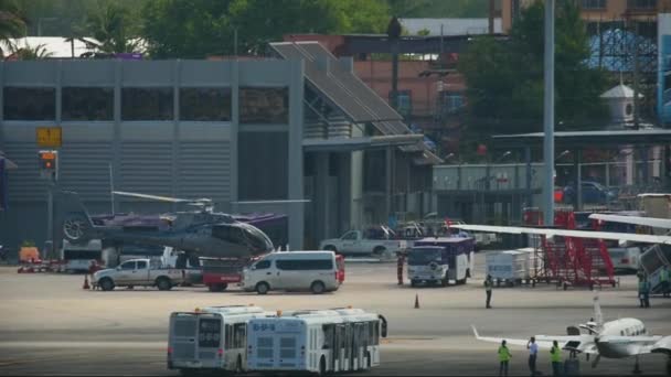 Helicóptero acercándose al aeropuerto — Vídeos de Stock