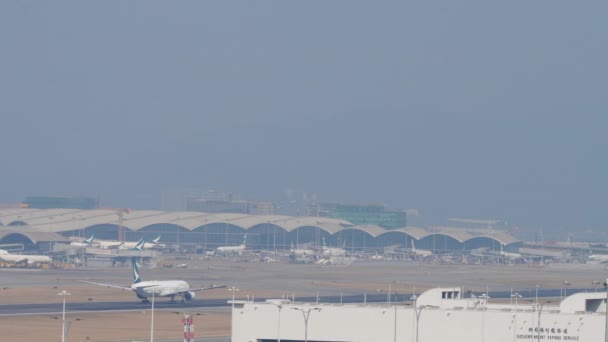 Partenza in aereo dall'aeroporto internazionale di Hong Kong — Video Stock