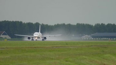 Jet uçağı kalkış pisti boyunca hızla ilerliyor.