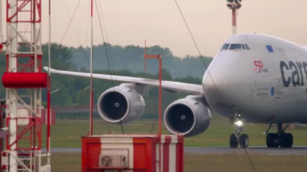 Cargolux Boeing 747 avion cargo au sol après l'atterrissage — Video