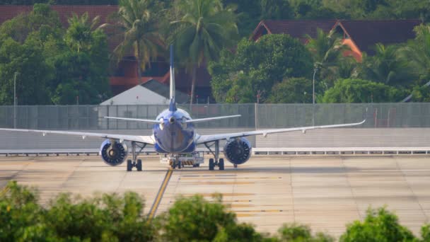 Flugzeug-Airbus 320 wird von Abschleppwagen zurückgeschoben — Stockvideo