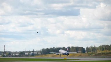 Airbus A320 uçağı iniyor.