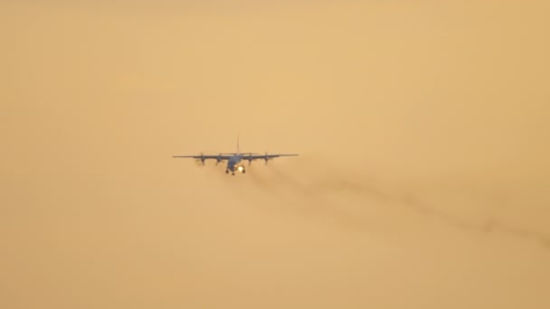 Военный авианосец приближается к взлетно-посадочной полосе — стоковое видео
