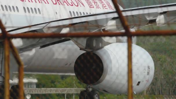 Flugzeug biegt vor Abflug von Landebahn ab — Stockvideo