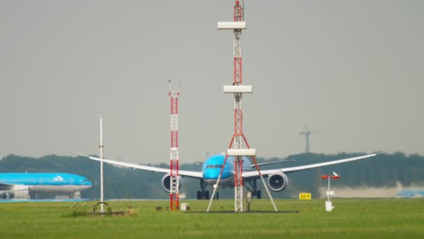 KLM Boeing 787 Dreamliner стартует — стоковое видео