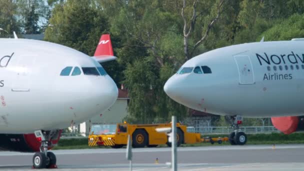 Airbus 330 bogseras för underhåll — Stockvideo