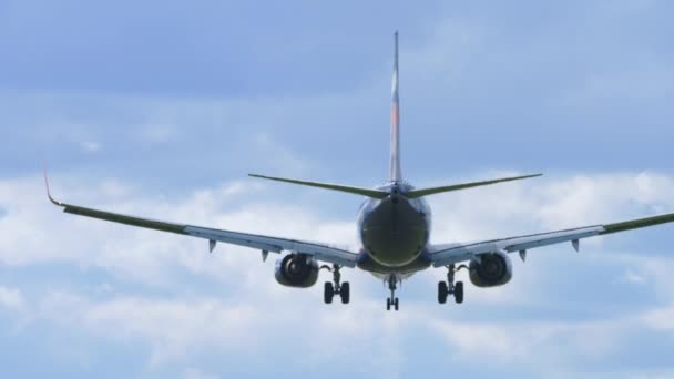 Boeing 737 aterrizaje de aviones — Vídeo de stock