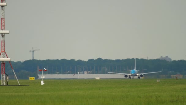 KLM Boeing 737 versnelt opstijgsnelheid — Stockvideo