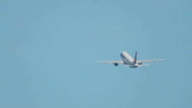 Phuket Adası 'ndan kalkan uçak.