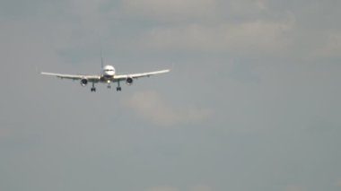 Uçak iniş için yaklaşıyor.