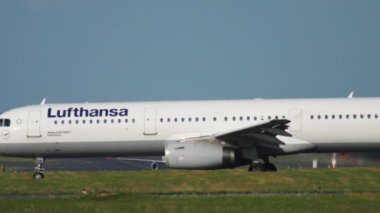 Uçak kalkıştan önce havalanıyor.