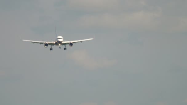 Avión acercándose para aterrizar — Vídeos de Stock