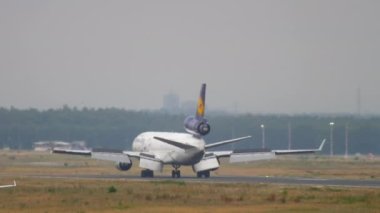 Lufthansa Kargo MD-11 inişten sonra fren yapıyor