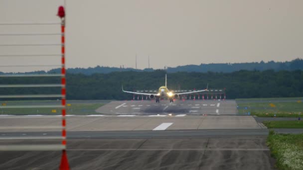Aterragem de avião na pista — Vídeo de Stock
