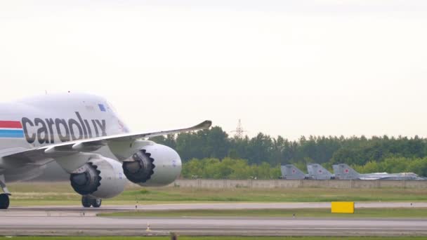 Cargolux Boeing 747 vznášedlo pojíždění po přistání — Stock video