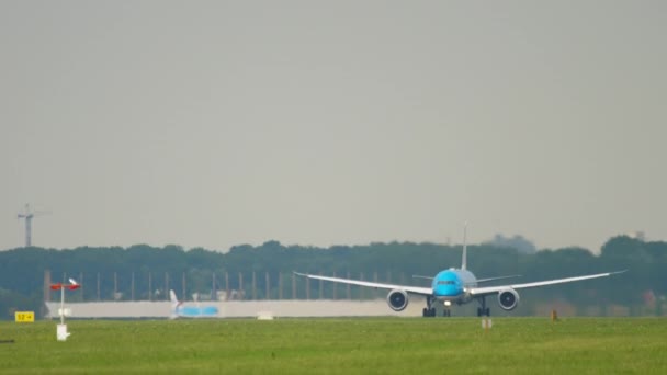 KLM Boeing 787 Dreamliner стартует — стоковое видео