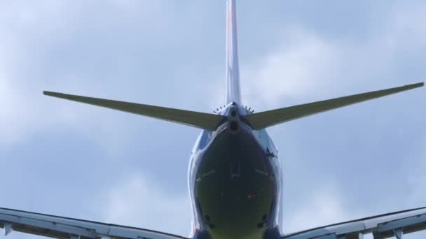 Boeing 737 uçağı iniyor. — Stok video