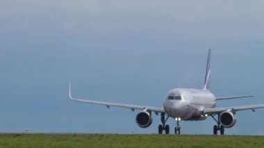 320 sefer sayılı Airbus havalanıyor.