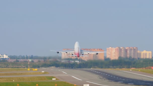 Rossiya Airlines Boeing 747 stijgt op — Stockvideo