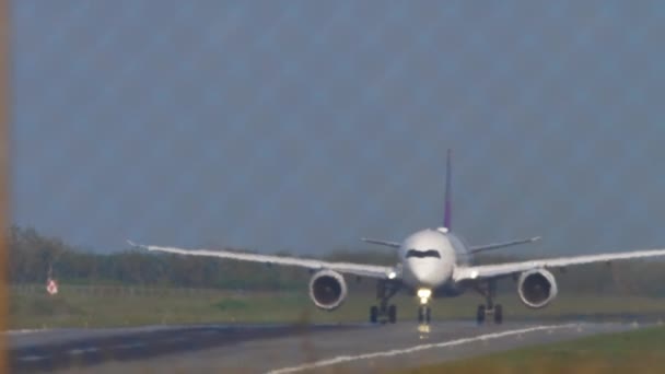 Airbus A350 decolando — Vídeo de Stock