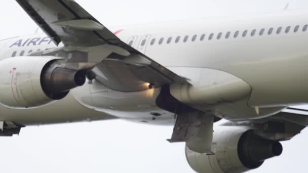 Air France Airbus 320 kalkıştan sonra tırmanıyor — Stok video