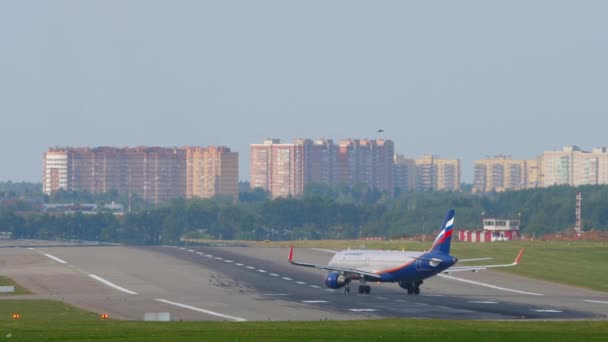 滑走路の上にエアバスA320旅客機が離陸する — ストック動画
