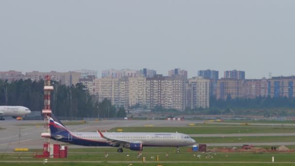 Airbus A320 vliegtuig taxiën naar de startbaan om op te stijgen — Stockvideo