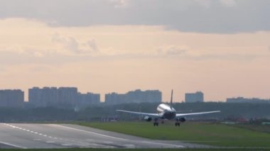 Airbus A330 uçağı iniyor.