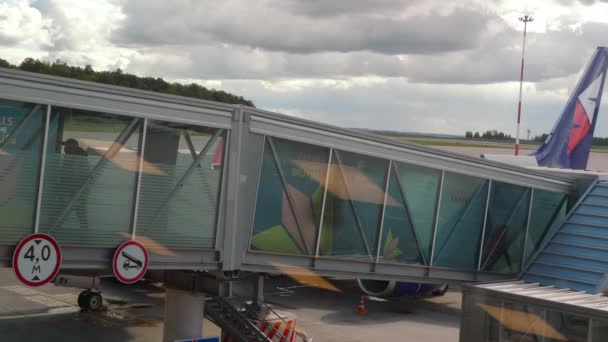 Pasażerowie wsiadający do samolotu przez most odrzutowy — Wideo stockowe