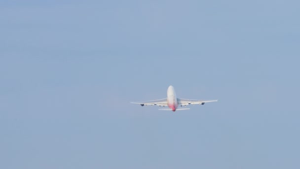 Rossiya Airlines Boeing 747 clibming in de lucht na de start — Stockvideo