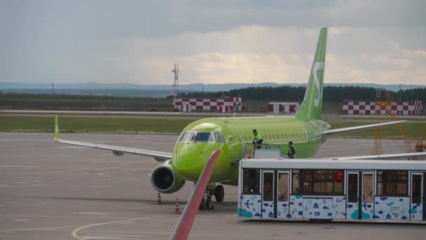 Llegada en jet regional a Kazán — Vídeo de stock