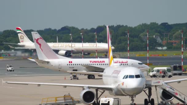 Vliegtuigverkeer op de luchthaven van Düsseldorf — Stockvideo