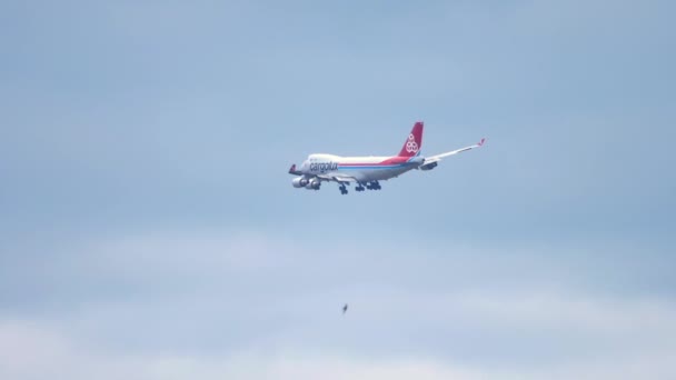 Boeing 747 Luchtvrachtschip op eindnadering voor de landing — Stockvideo