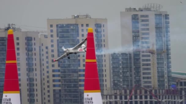 Desempenho de avião de corrida na Red Bull Air Race — Vídeo de Stock