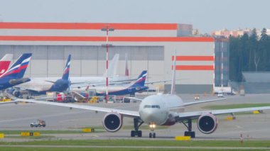 Rossiya Havayolları Boeing 777 uçağı kalkış için piste iniyor.