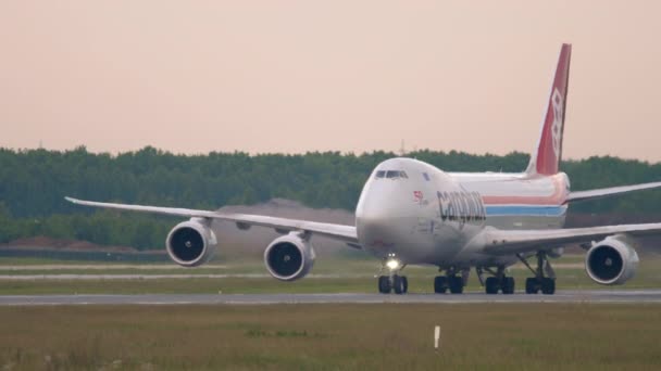 Αεροσκάφος Cargolux Boeing 747 αρχίζει την απογείωση — Αρχείο Βίντεο