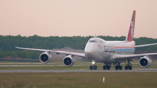 カルゴラックスボーイング747航空機の離陸実行を開始 — ストック動画