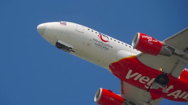 Airbus 320 avión de línea justo después del despegue — Vídeo de stock