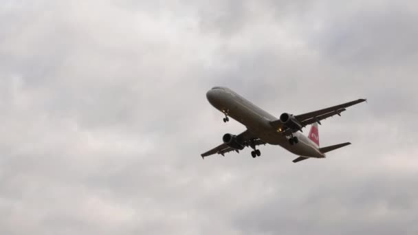 Airbus A321 προσγείωση αεροπλάνου. Προβολή από την άκρη του διαδρόμου — Αρχείο Βίντεο