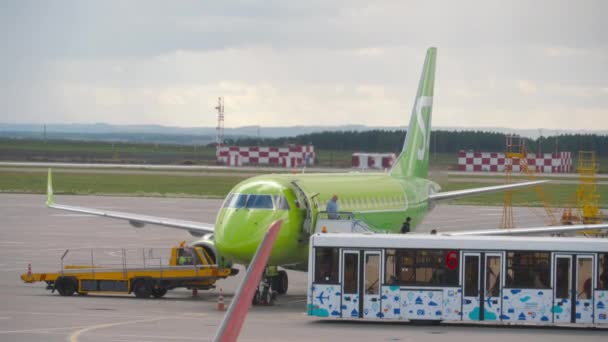 Llegada de jet regional a Kazán, Rusia. — Vídeo de stock